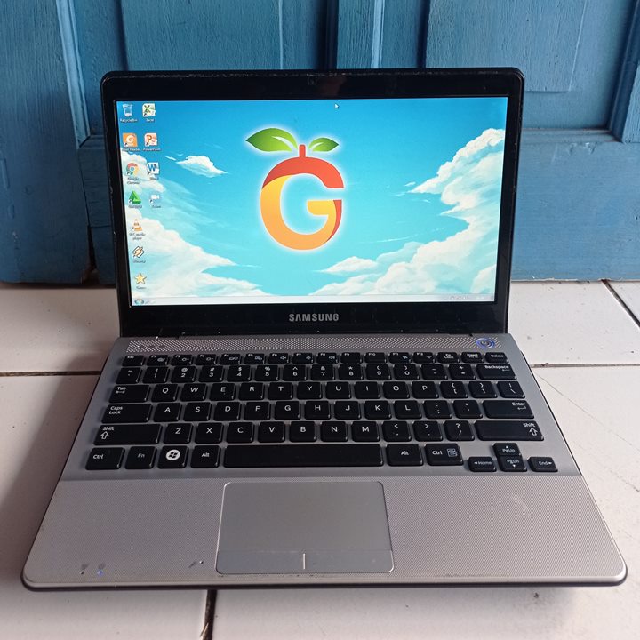 Samsung NP3050U1A Hitam Silver AMD E-450 RAM 2GB HDD 320GB Second Bekas