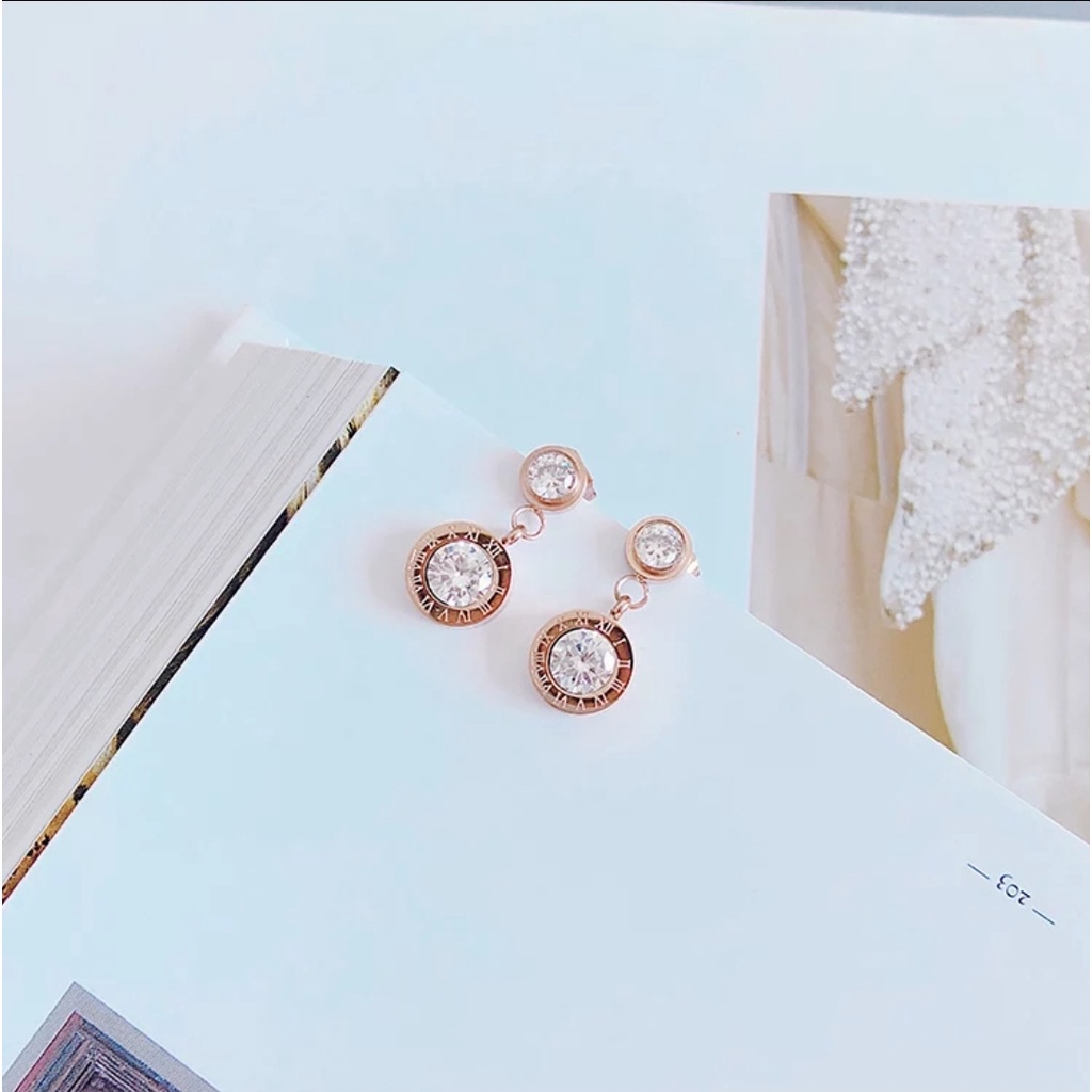 Anting Titanium Bvlgr Bulat Romawi 2 Crystal Artifisial Warna Rose Gold dan Gold