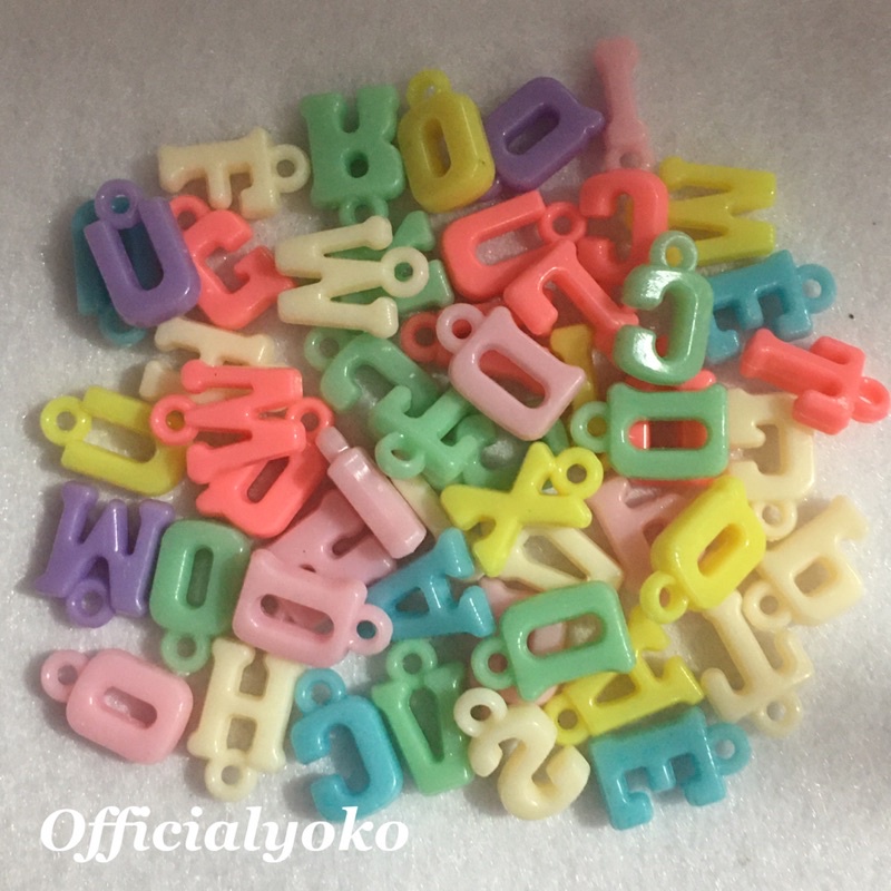 Manik Charm Huruf Random Warna Pastel (15gram)