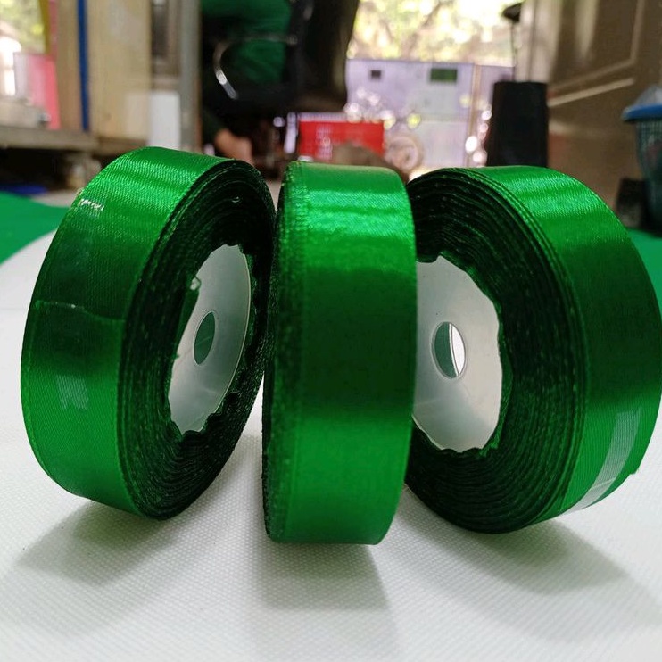 

Pita Satin Hijau Daun 1/2 Inch 1,27cm Per Roll
