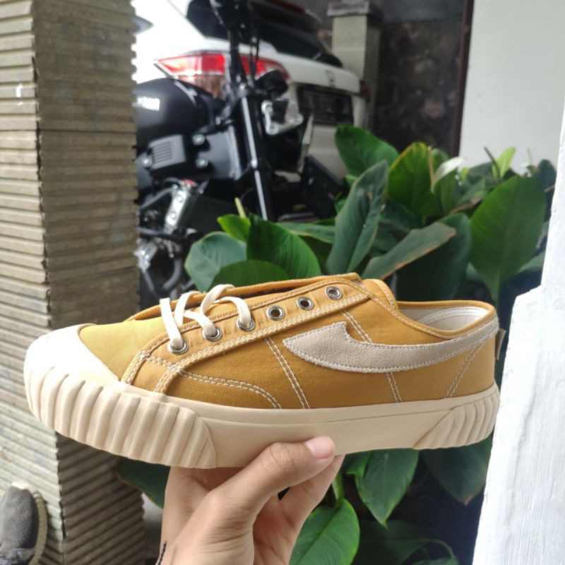 Compass vintage low mustard