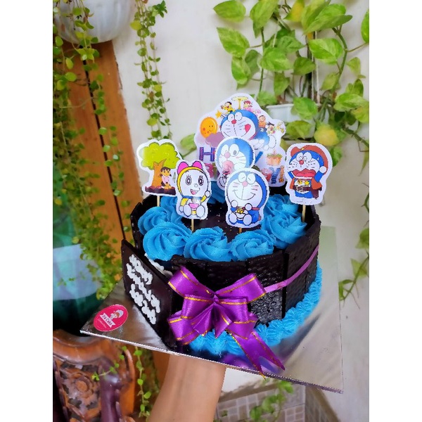 

Kue ulang tahun karakter Doraemon uk 16Cm & Uk 20Cm Full coklat pagar