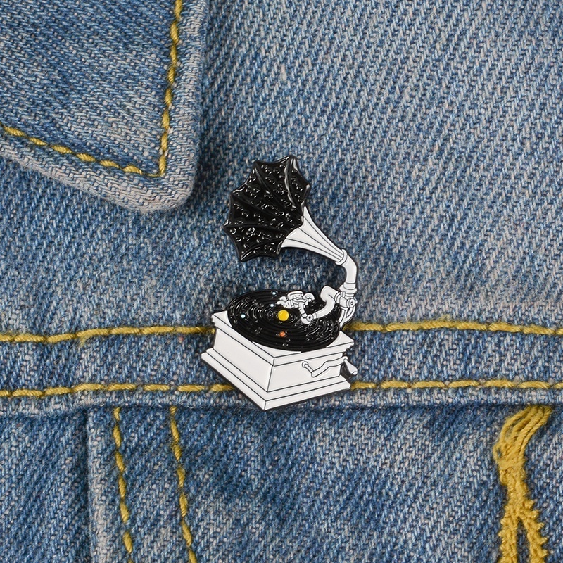 Bros Pin Enamel Desain Gramophone Luar Angkasa Warna Hitam Untuk Kerah Kemeja