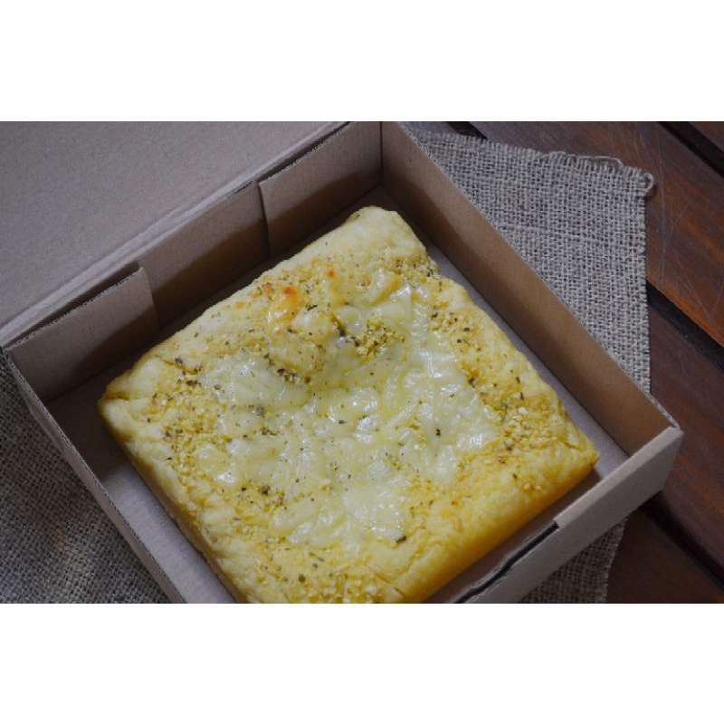 

Tummytime.id Garlic Cheese Bread 18x18 cm