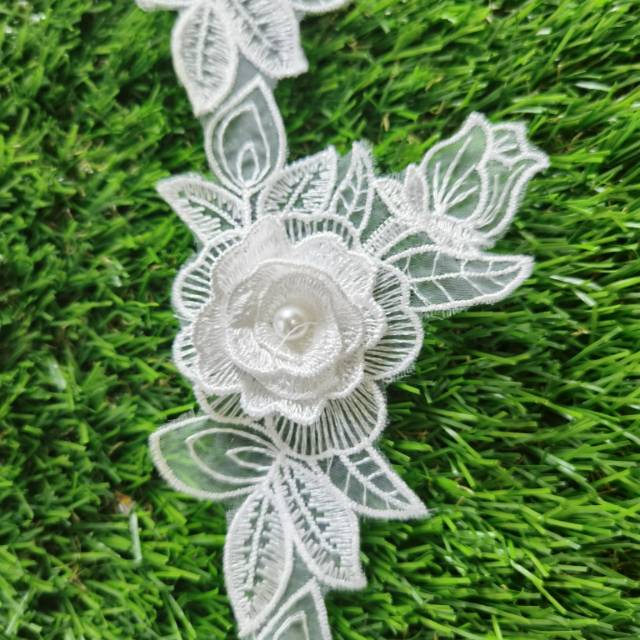 APLIKASI BUNGA TINGKAT LAPIS 3 WARNA PUTIH DENGAN MUTIARA TINDIK PUTIH. PER BUNGA
