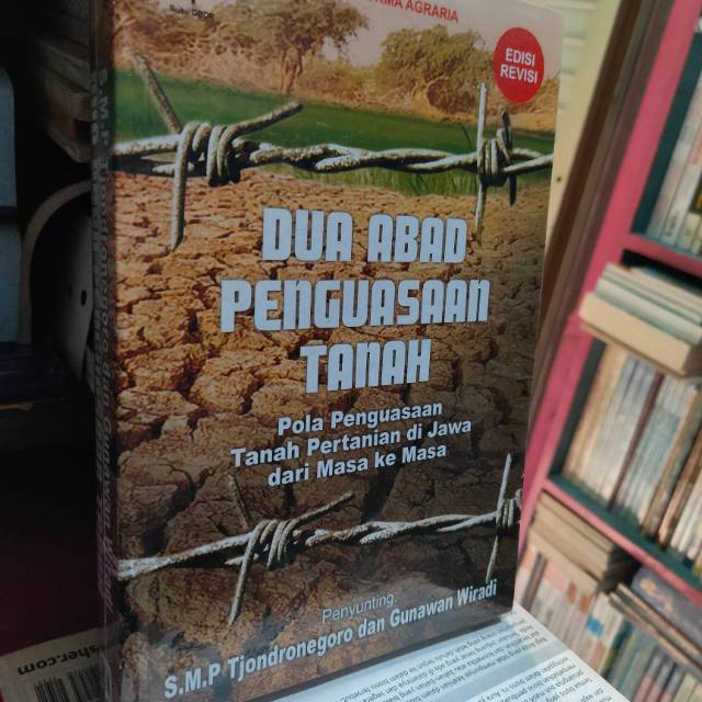 Dua Abad Penguasaan Tanah Pola Penguasaan Tanah Pertanian di Jawa ed revisi Sediono MP Tjondronegoro