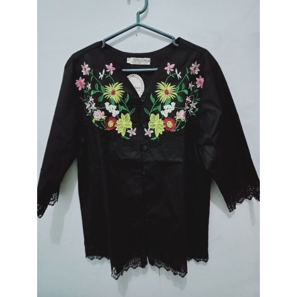 Atasan bordir bunga blus hitam