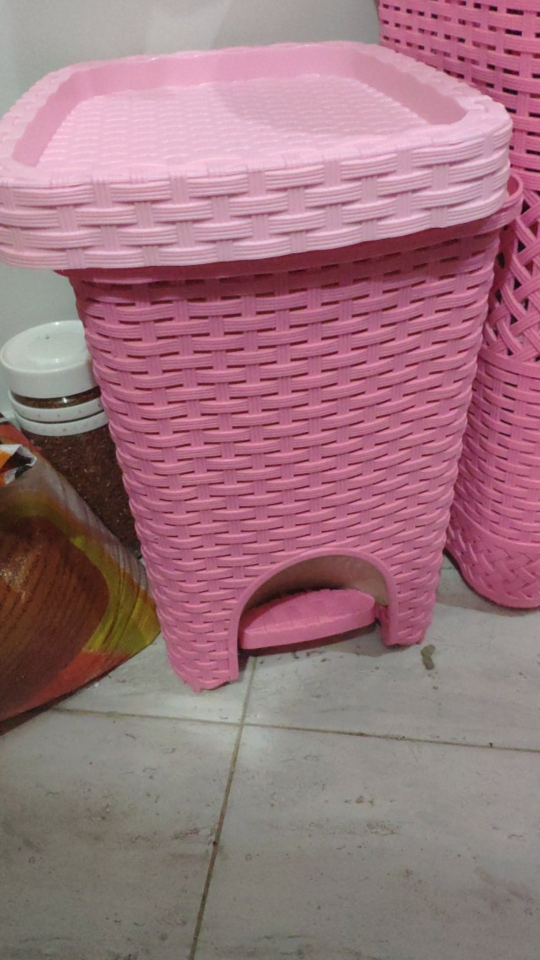 Tempat Sampah Rotan Injakan Gr Pink / Tong Sampah Indoor Genki Market