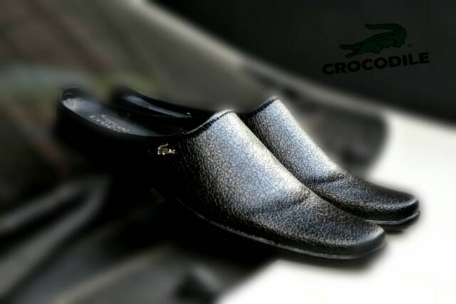 BEST SELLER / SENDAL SEPATU BUSTONG CROCODILE HITAM