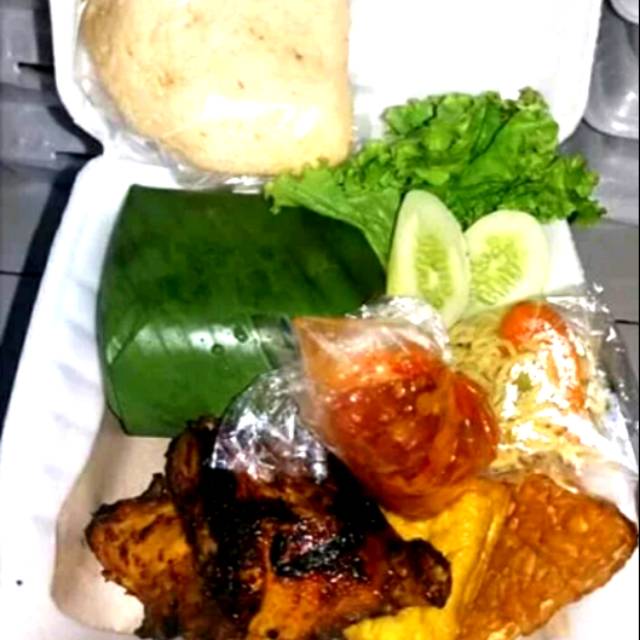 

Paket nasi ayam bakar kenyang