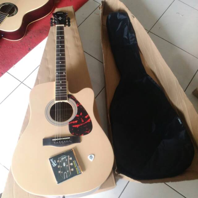 Gitar akustik yamaha jumbo