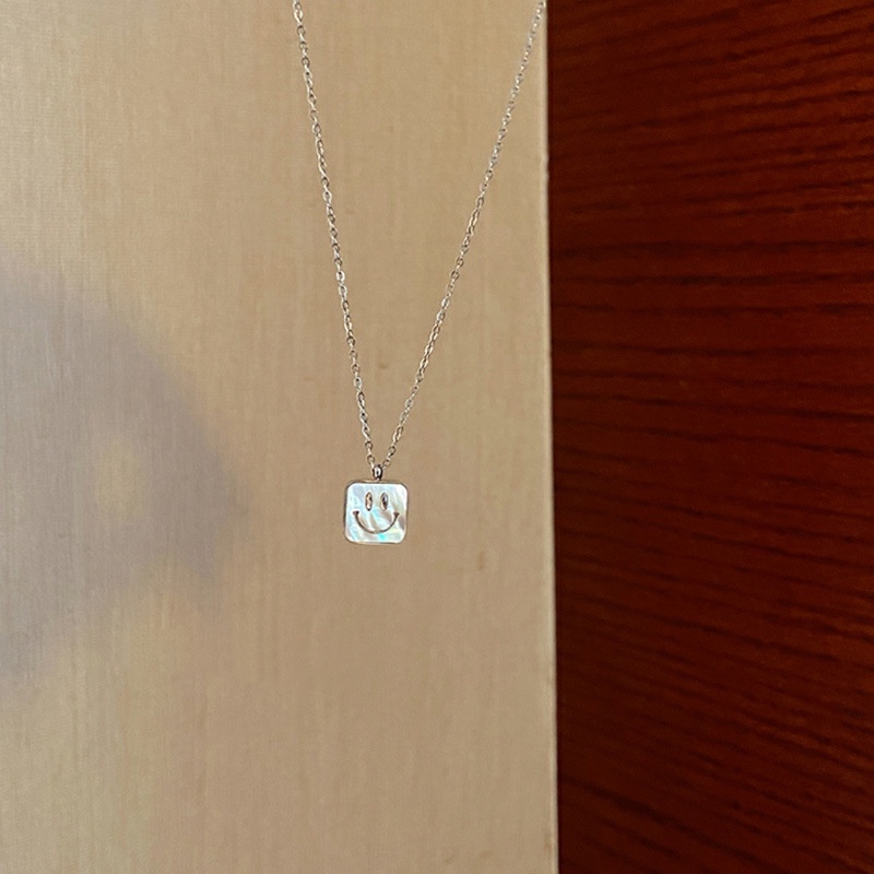 2022 Kalung Rantai Liontin Persegi Motif Smiley Warna Permen Untuk Wanita
