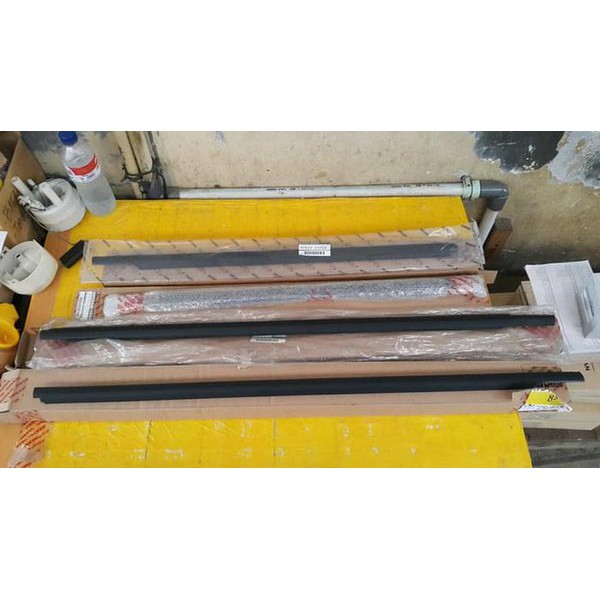 pelipit pintu kaca luar nissan grand livina ORIGINAL