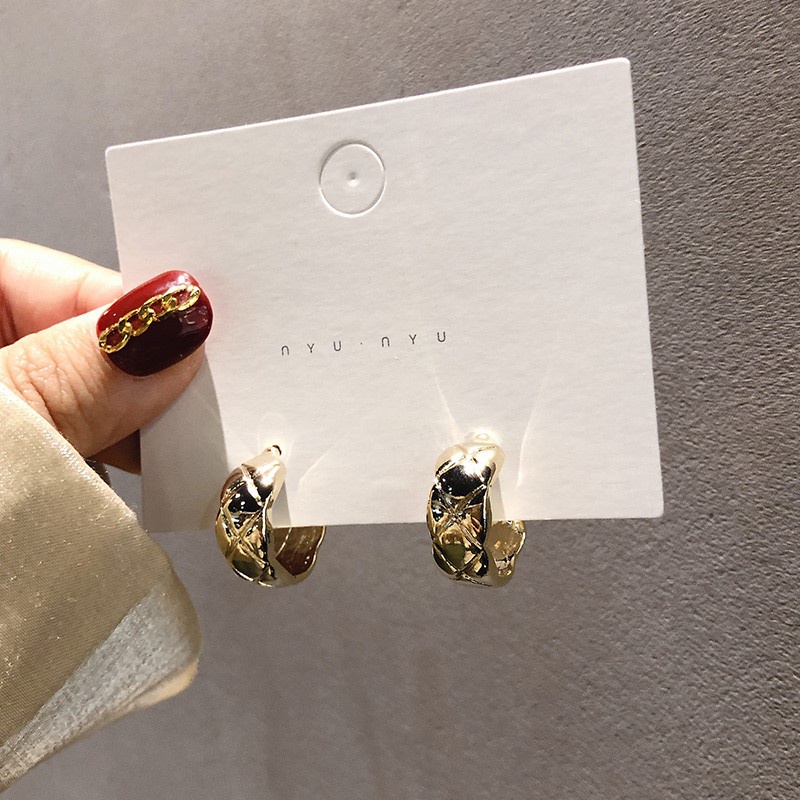 Anting Tusuk Warna Gold Gaya Elegan Untuk Wanita