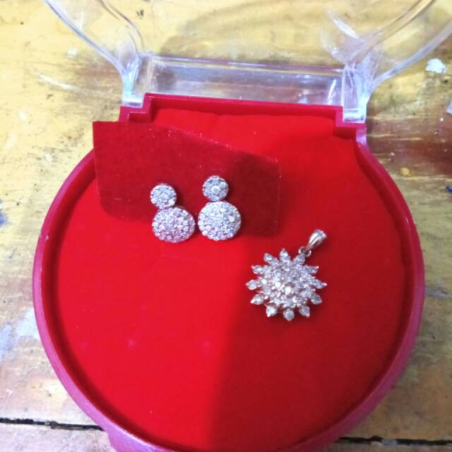 Berlian medan,  set Anting penampakan dan liontin matahari