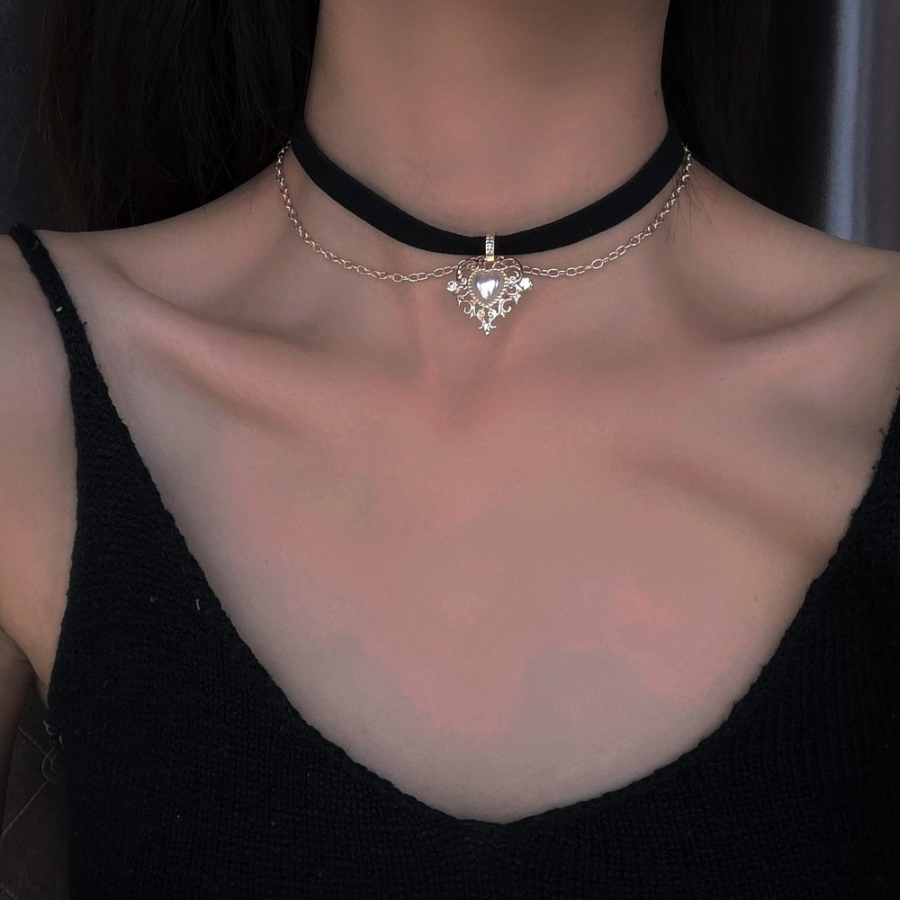 Kalung Choker Velvet Liontin Hati Warna Emas Gaya Vintage Untuk Wanita