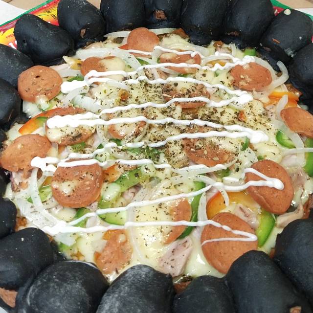 

Black pizza with ayam sudah berbumbu, full sosis pinggiran dan dalam