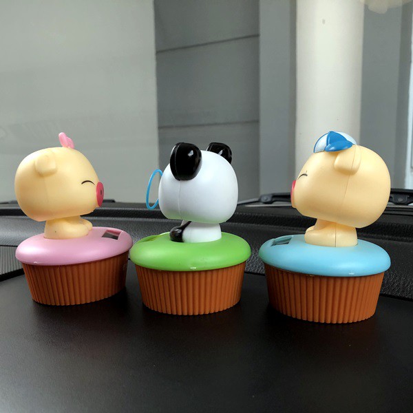 CUPCAKE PIGGY &amp; PANDA Boneka Figure Miniatur Pajangan Mobil Solar Power Goyang Kepala Shacking Head