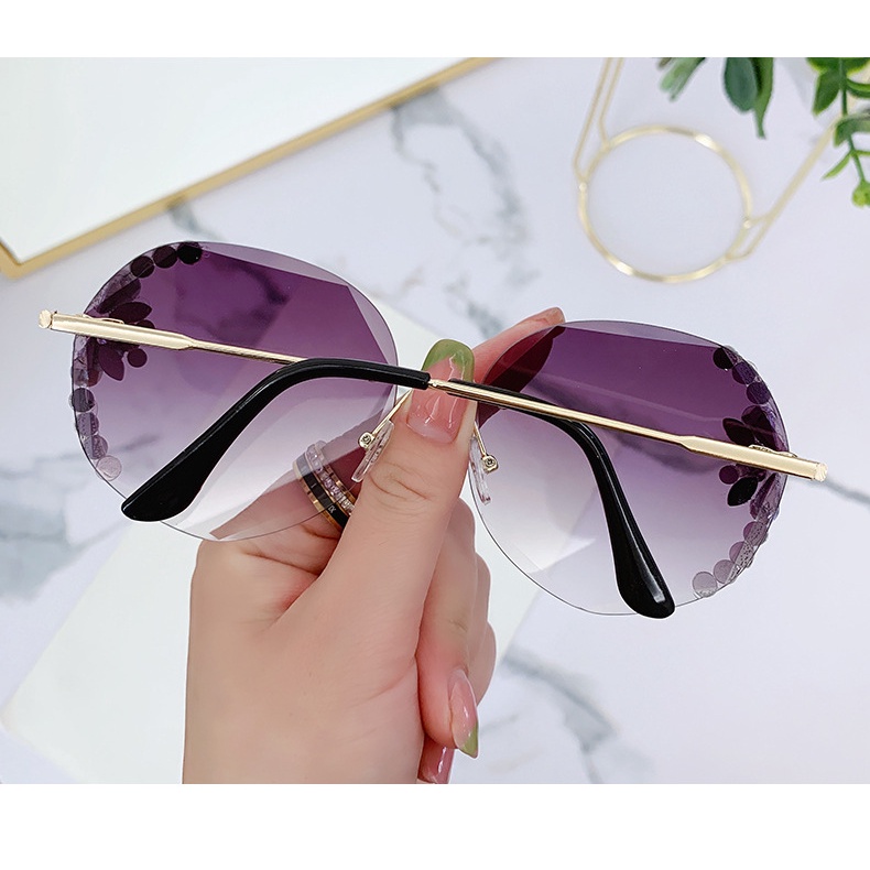 Kacamata Hitam Rimless Pelindung UV Aksen Kristal Untuk Wanita