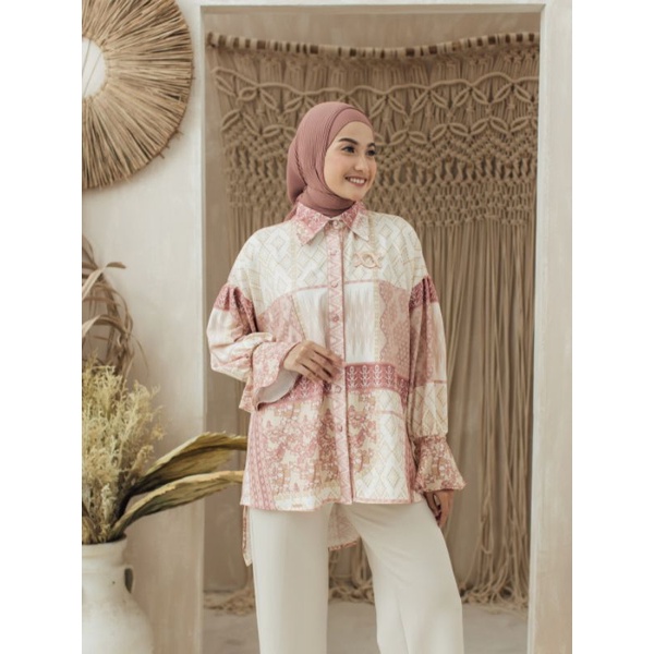 Wearing Klamby Gia Blouse Peach Creme XS-S