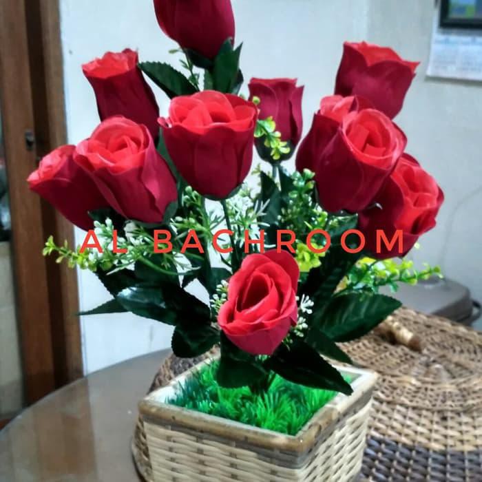 Bunga mawar merah kuncup artificial
