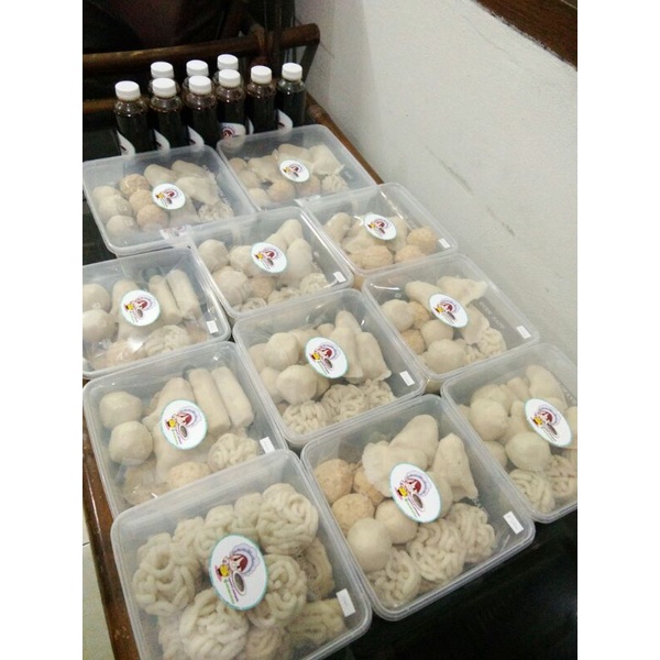 

Aneka pempek kecil campur vacuum frozen + cuko cuka Pempek Palembang
