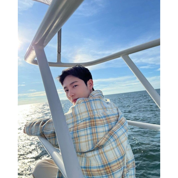 Kemeja kotak kotak renjun nct dream di jakarta / plaid blous korean di inonesia renjun nct dream