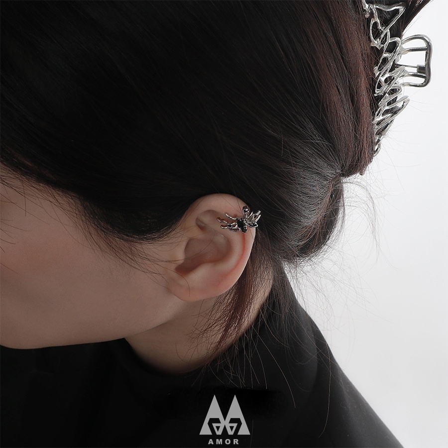 Anting Klip Tulang Rawan Telinga Desain Laba-Laba Aksen Permata Hitam Bahan Perak Gaya Gothic Rock Untuk Wanita