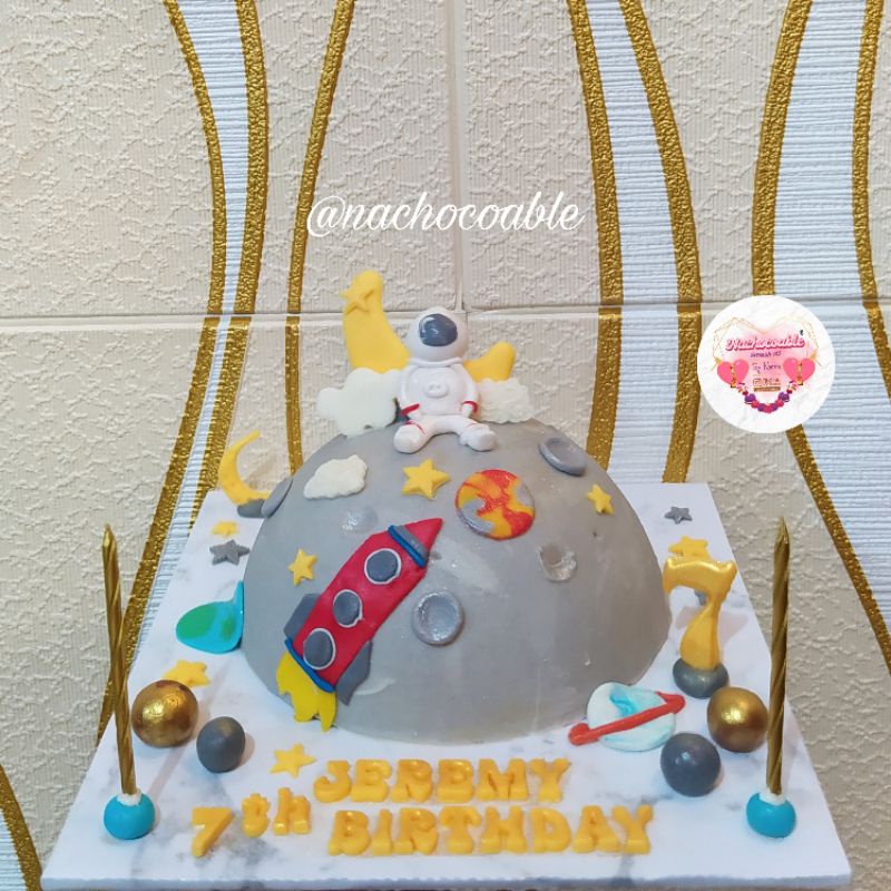 Pinata Cake astronot