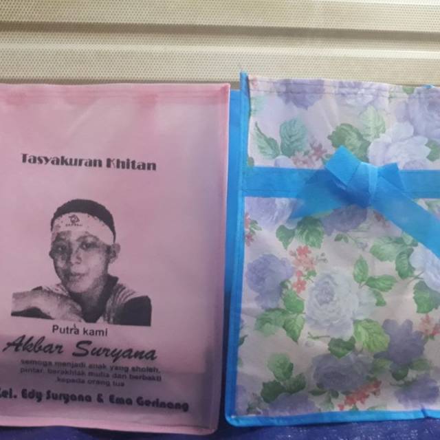 

Tas Spunbond/Box nasi/Tas Pita Size 20x20 dan SABLON NAMA