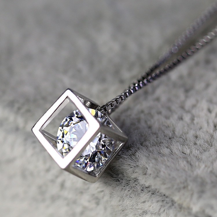 Kalung Rantai Dengan Liontin Batu Zircon Bentuk Kotak Untuk Wanita