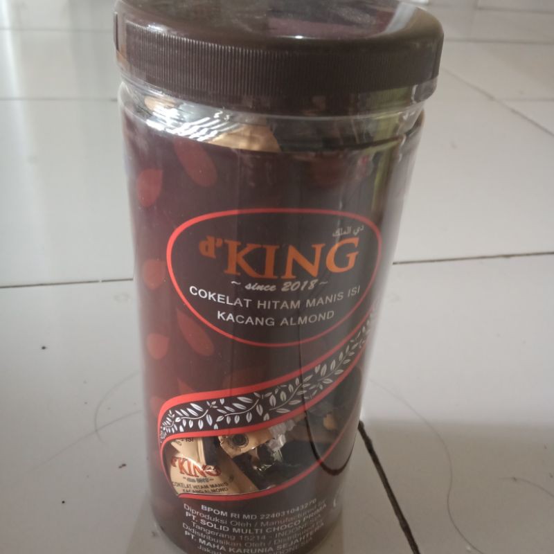

Coklat hitam manis isi kacang almond