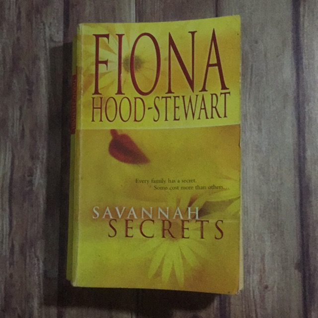 SAVANNAH SECRETS - ENGLISH NOVEL -IMPORT BOOK - SECOND -PRELOVED