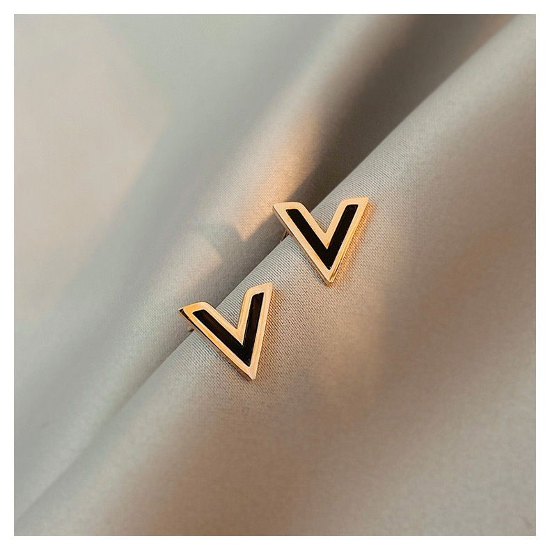 Anting Baja titanium Huruf V Fashion