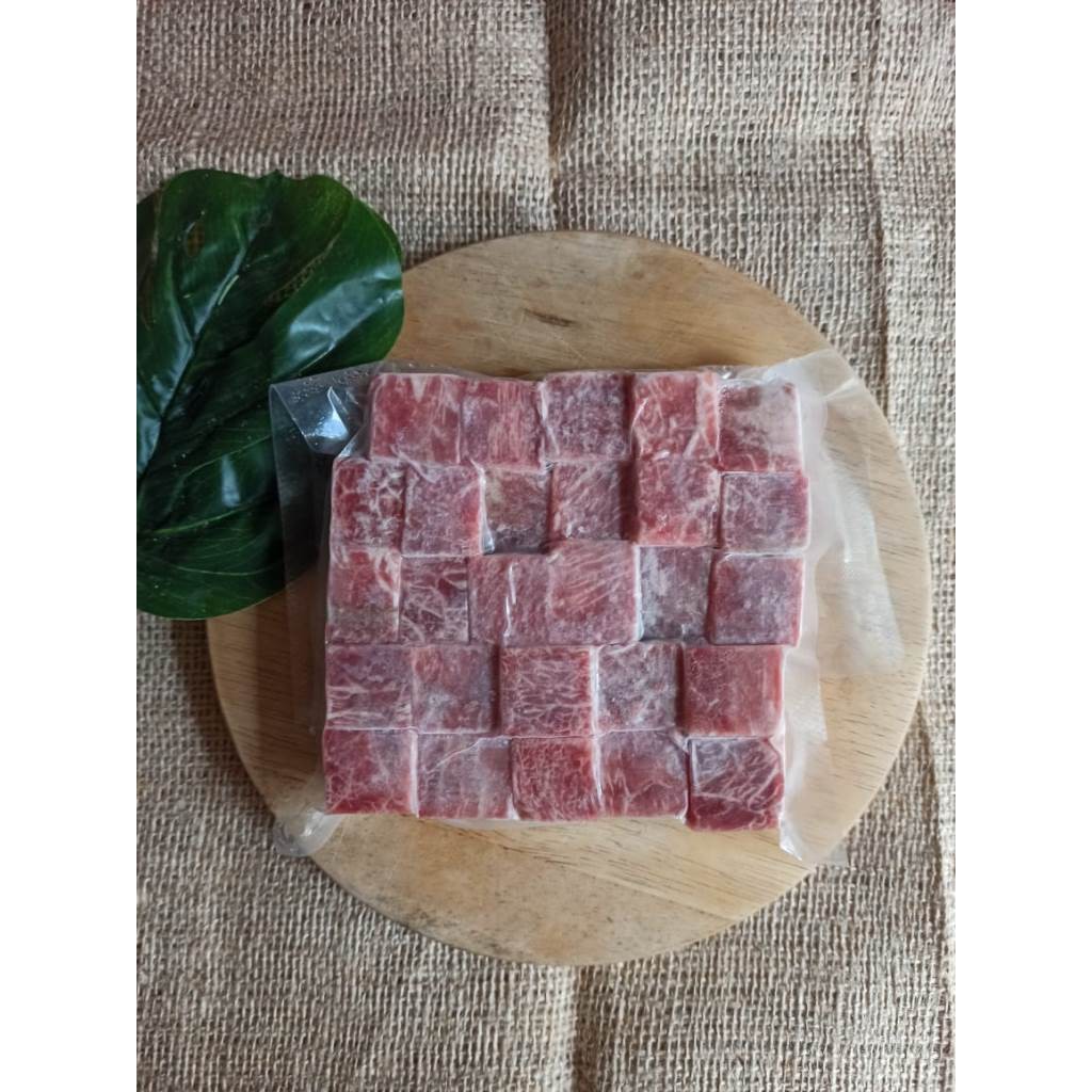 

Saikoro Meltique Beef / Wagyu Cubes / Sanchoku / Daging Sapi Potongan Kotak -Lampung-
