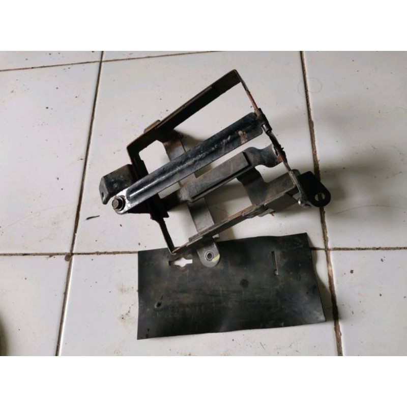 Tempat dudukan accu atau rumah accu tiger revo original copotan motor