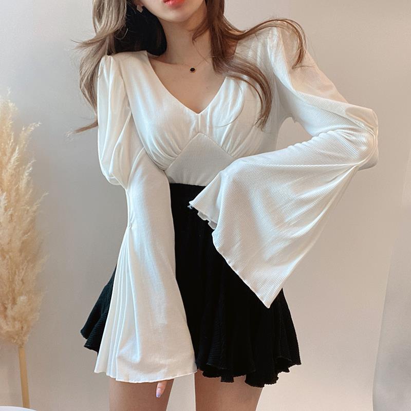 Atasan T-shirt lengan terompet V-neck elegan Korea + rok kerut pinggang tinggi rok pendek wanita