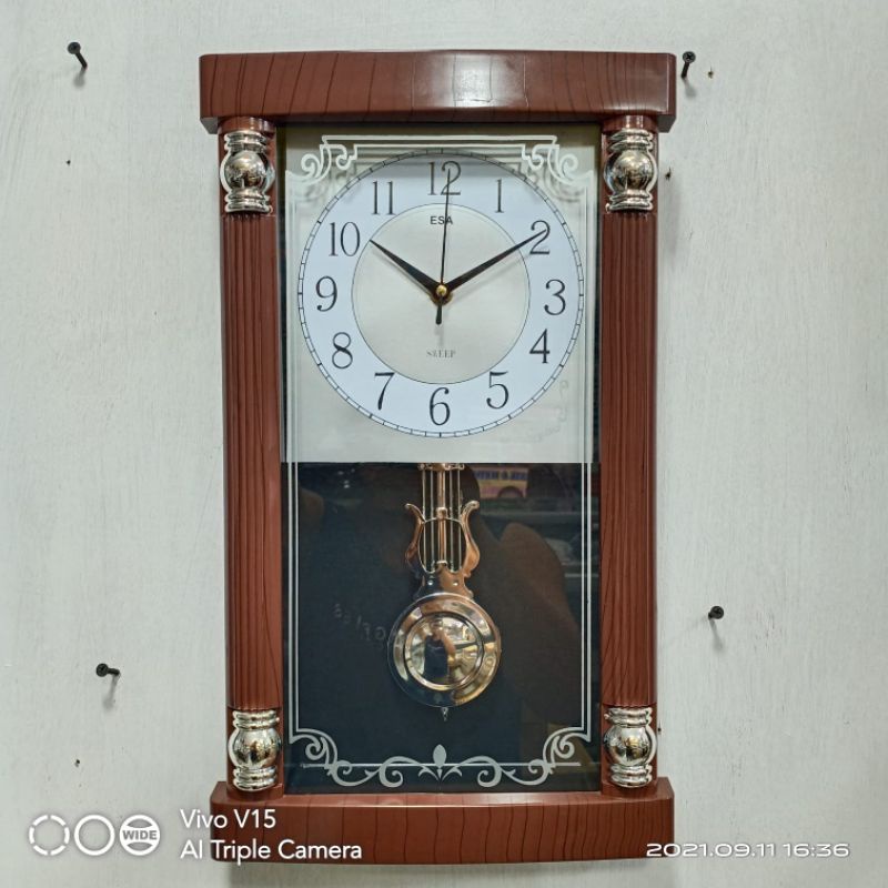 Jam Dinding ESA Mesin Quartz Motif Kayu Musik Sama Bandul Goyang