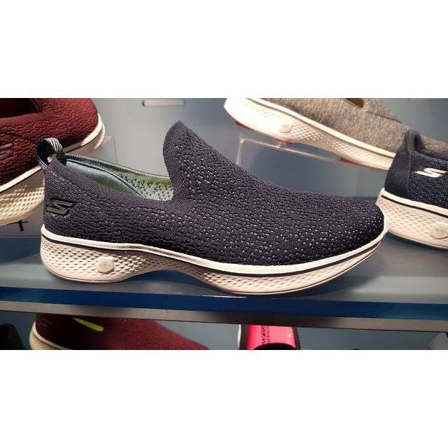 Sepatu sketchers