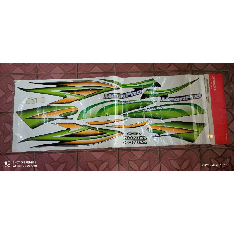 striping stiker bodi honda megapro hiu jari-jari black green 2004 original ahm