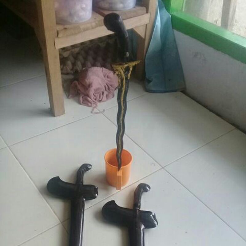 Keris kinata berdiri.