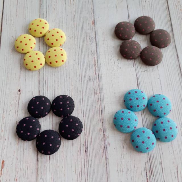 

Kancing bungkus polkadot