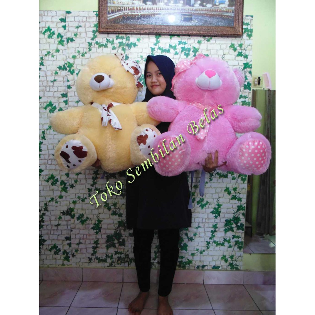 Boneka Teddy Bear Bersyal dan Bertopi