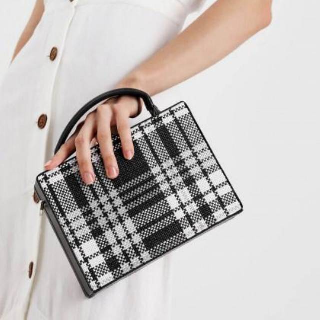 Cnk woven boxy bag