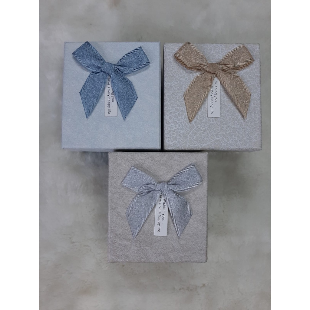 

Kotak Kado/ Box Kado/ Kotak Hampers/ Pembungkus Kado