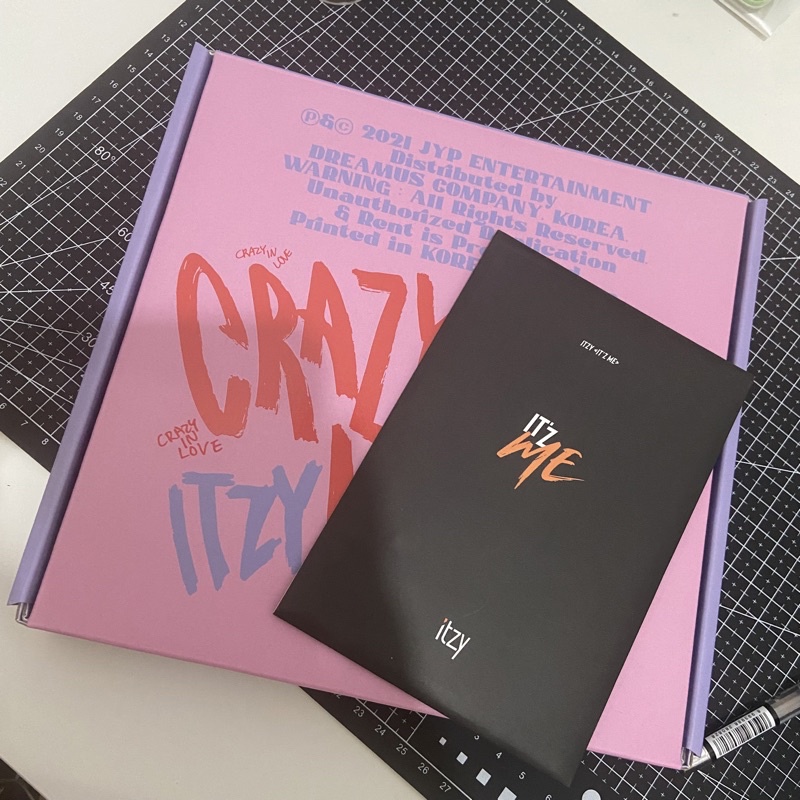 [booked] CIL ITZY CRAZY IN LOVE FREE POSTCARD WANNABE LIA RYUJIN YEJI YUNA CHAERYEONG PC STANDEE STI