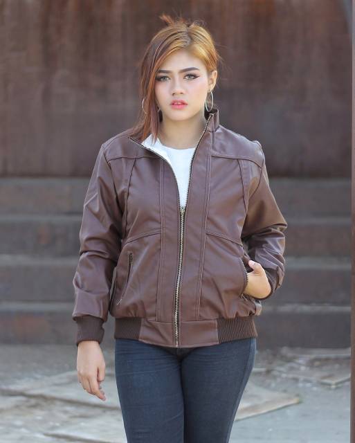 Jaket kulit keren wanita