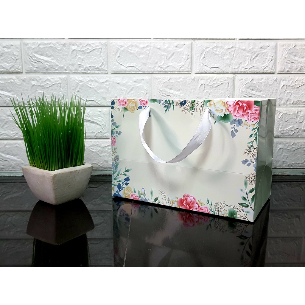 

Paper Bag Tas Kertas Gift Cantik Soft Green Motif Bunga Laminasi Glossy Tali Pita Uk. 27 x 15 Tinggi 18,5 cm per pack isi 10 pcs