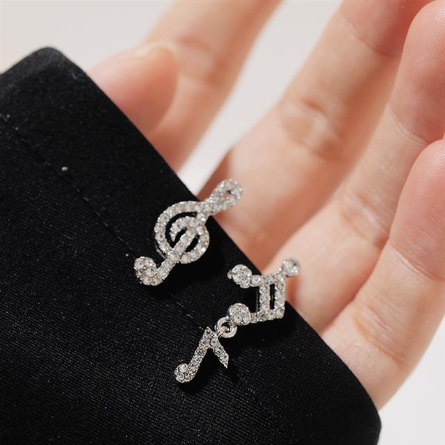 Sterling silver jarum Korea Catatan baru desain kecil niche temperamen anting-anting anting-anting K