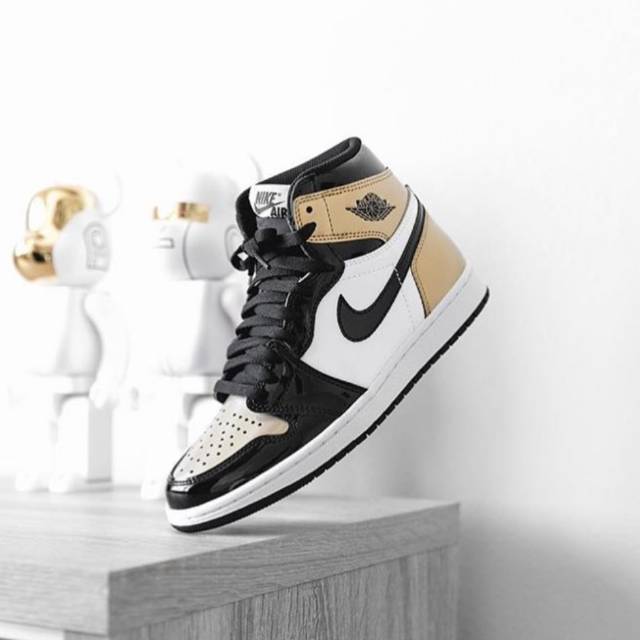 NIKE AIR JORDAN 1 "GOLD//BLACK"